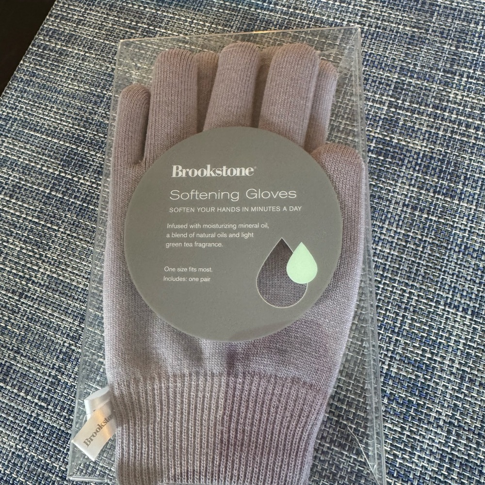 Brookstone Softening Gloves in Light tan/grey